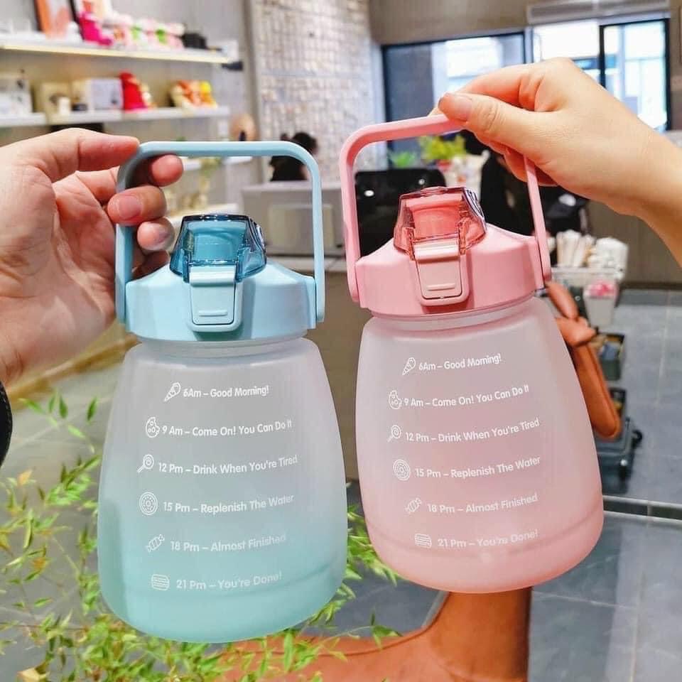 Bình đựng nước cute 1.3 lít có ống hút kèm dây và có quai sách có vạch chia nhắc nhở uống nước tặng sticker ngẫu nhiên