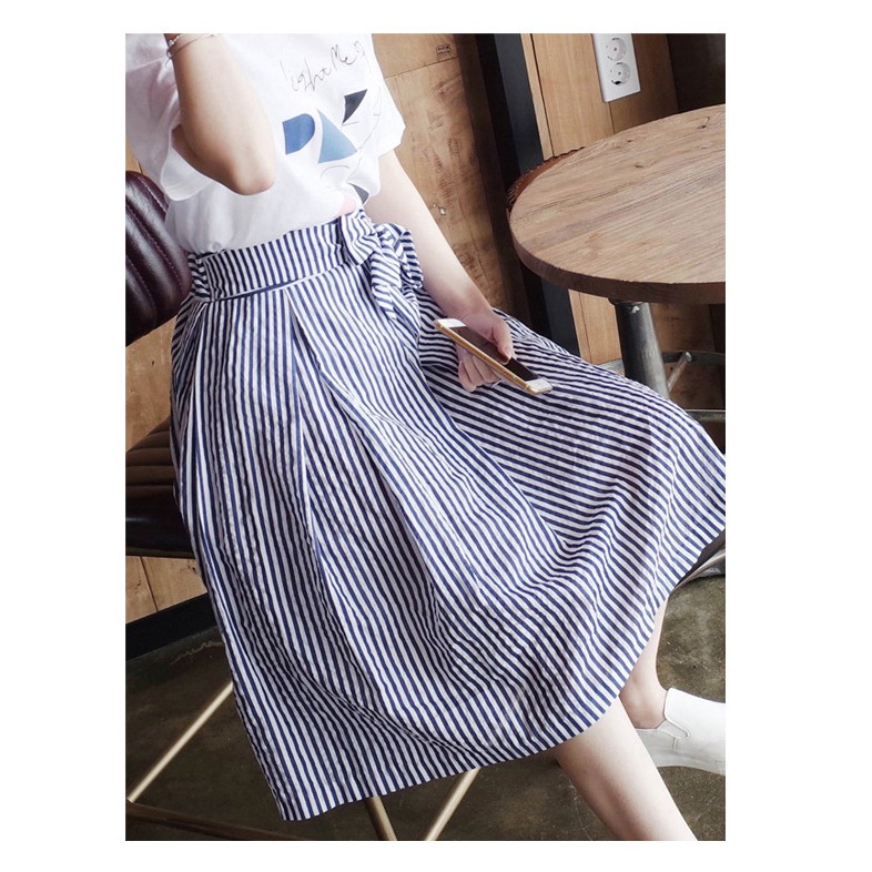 Set áo thun tay ngắn in hình chân váy xòe họa tiết sọc kèm nơ