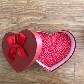 Hộp quà trái tim hạt xốp