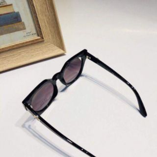 Kính Guess