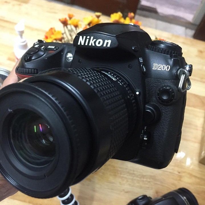 Máy ảnh Nikon D200 kèm lens khá đẹp