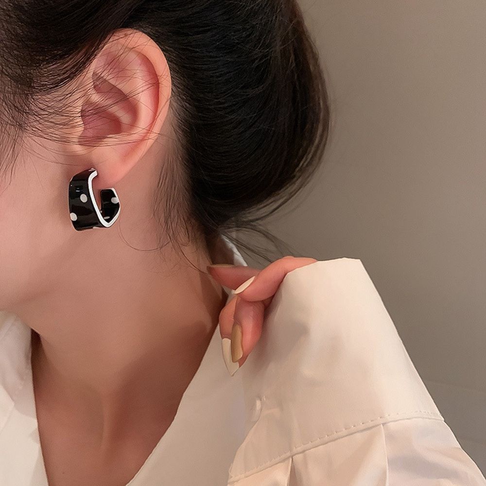 Hoa tai hình chữ C in chấm bi kiểu Hàn sành điệu cho nữ