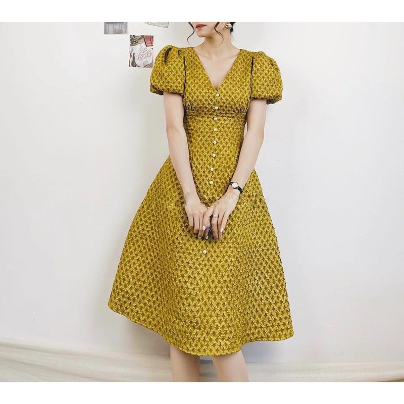 [Mã WASTMAY giảm 15% tối đa 30K đơn 150K] Đầm gấm vàng cổ V tay bồng | BigBuy360 - bigbuy360.vn