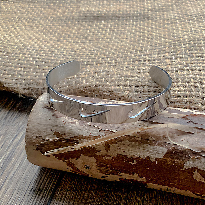 [Mã FAMAYFA giảm 10K đơn 50K] Vòng tay bằng thép titan khắc logo thời trang phong cách hip hop harajuku dành cho cặp đôi | BigBuy360 - bigbuy360.vn