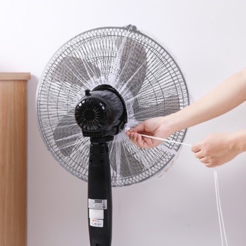 Lưới bọc quạt họa tiết hoạt hình có dây rút phía sau chống bụi bẩn và bảo vệ bé an toàn.