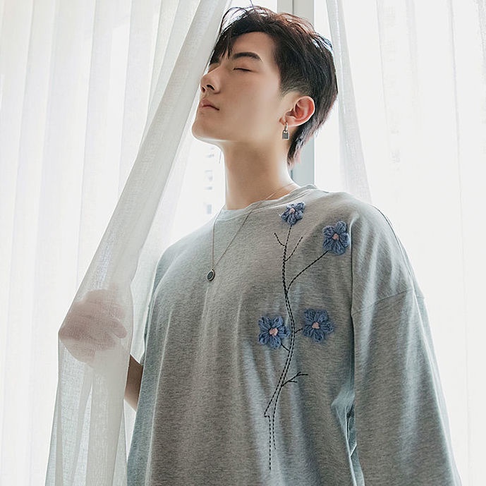 Áo Thun Tay Ngắn Dáng Rộng Thêu Họa Tiết Đơn Giản Trẻ Trung Cho Nam