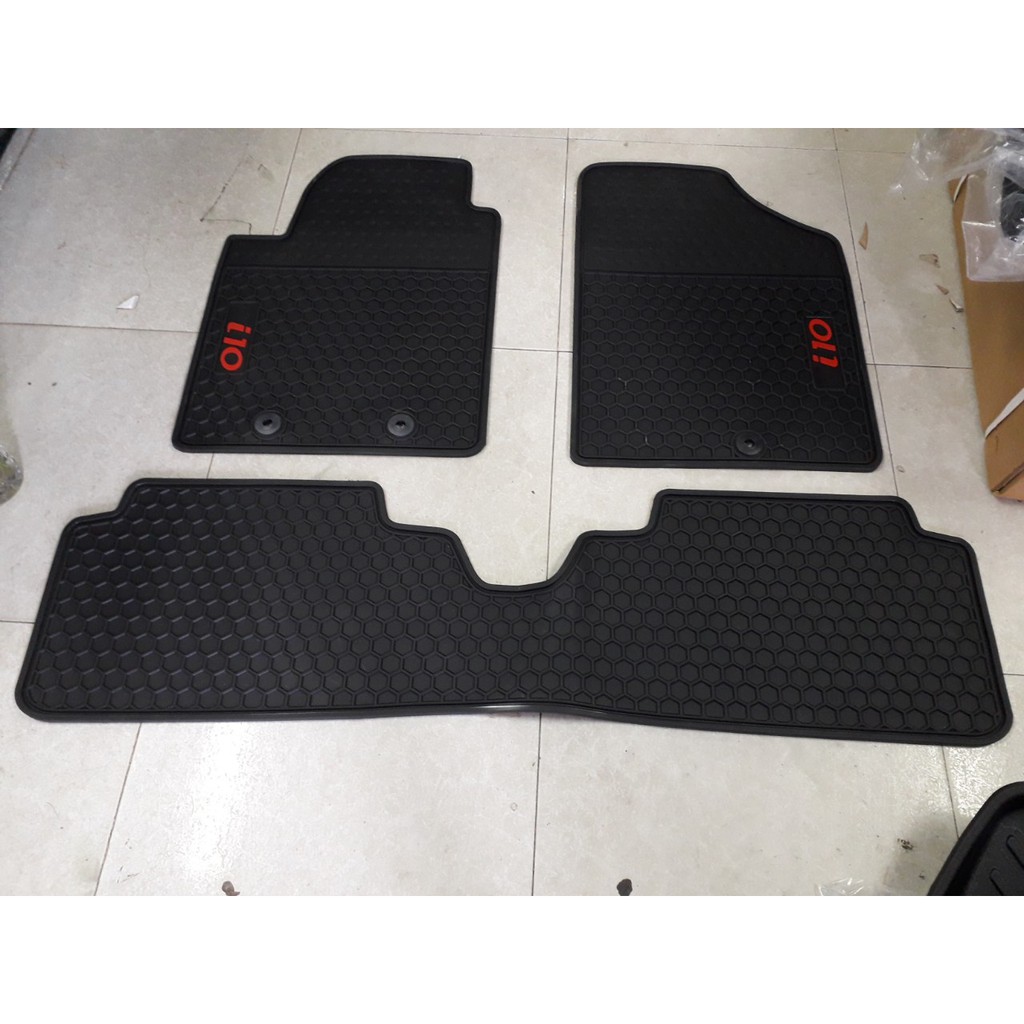 THẢM LÓT SÀN CAO SU THEO XE HUYNDAI GRAND I10 MIẾNG SAU LIỀN CHỮ ĐỎ 2014 -2020