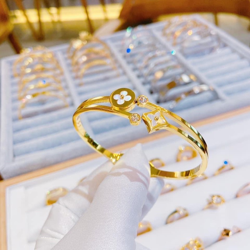 Vòng titan Lv mạ vàng ko đen