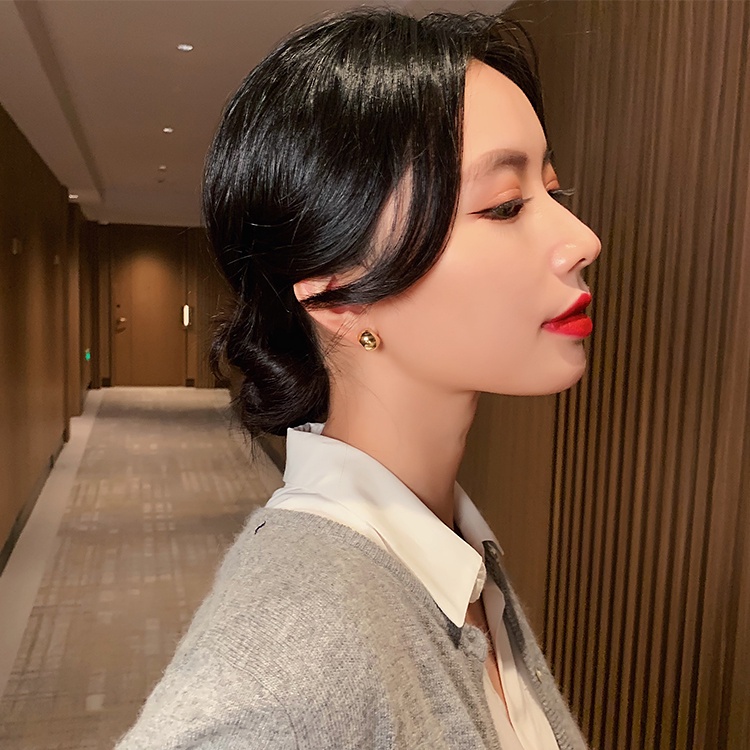 Đôi khuyên tai nhỏ xinh thời trang