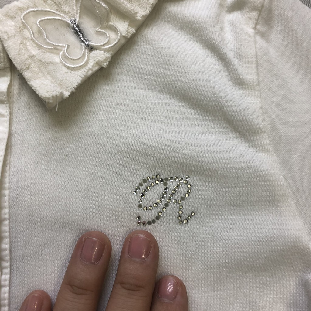 Áo Sơ Mi Thun Bé Gái Roem Girls Cổ Bẻ Ren Đính Bướm Xẻ Trụ Gài Nút Tay Dài Có Mangsette Kem - Size 160 lỗi dơ