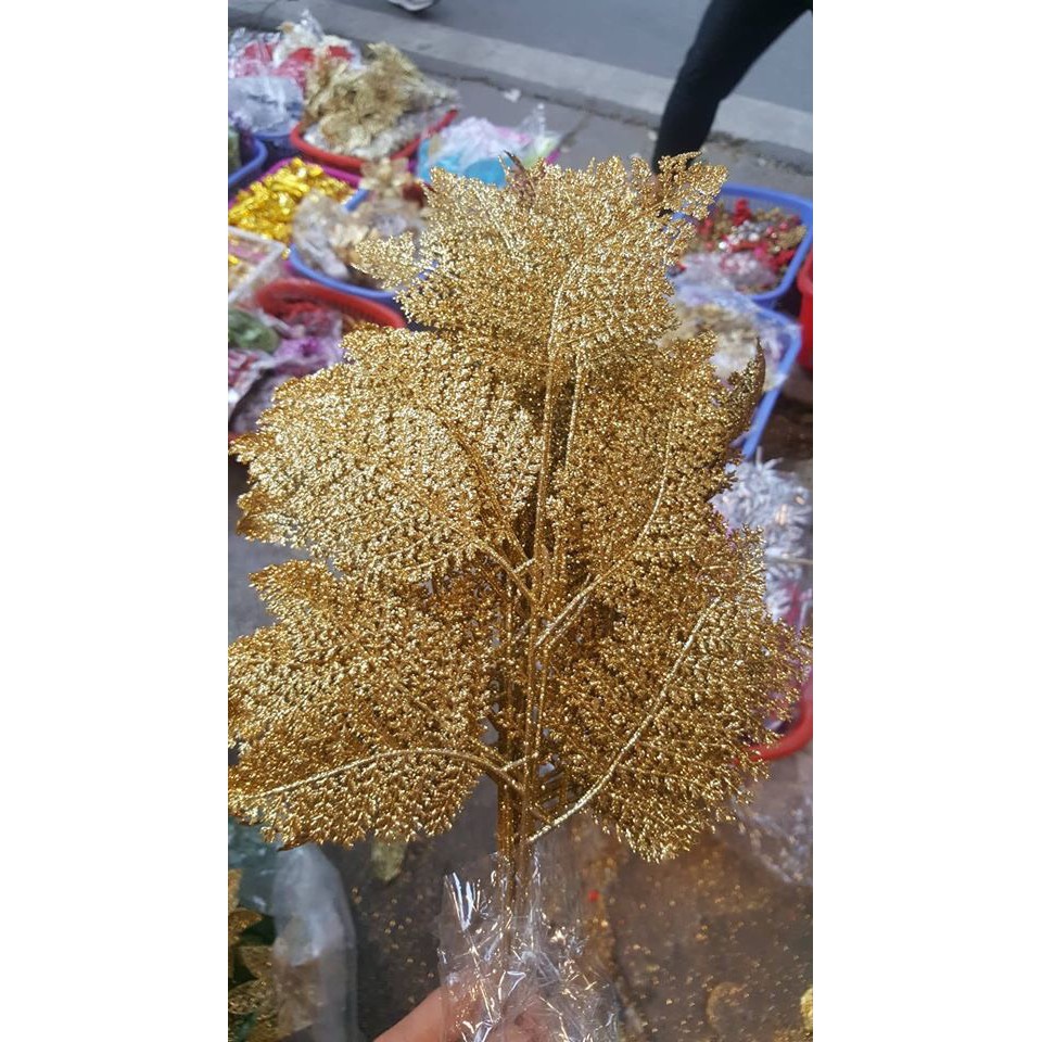 Cành lá me dùng trang trí oản tết