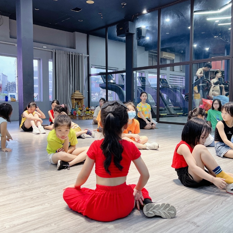 Set Bộ Thể Thao Áo Thun Croptop Quần Dài Joggers Bé Gái Học Nhảy Hiện Đại Tiktok Zumba Cá Tính 18-40kg FaneKids FA019