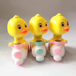 Vịt đi xe máy Vespa