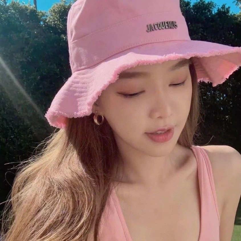 Nón tai bèo JACQUEMUS đi biển chống nắng có dây đeo và dập logo nổi JACQUEMUS - Kiểu dáng nón bucket đi biển sang chảnh