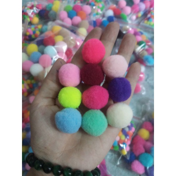 Pom pom trang trí