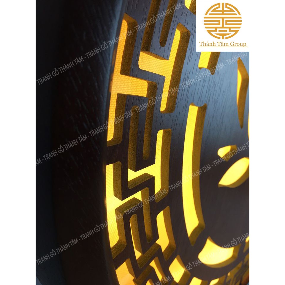 Đèn Thờ Gỗ điện Thành Tâm ( Hoa Sen ) ốp sau lưng chính giữa bàn thờ, treo tượng Phật