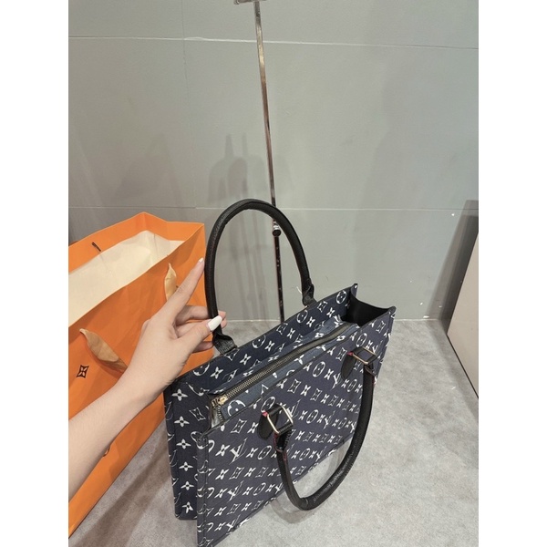 Túi công sở in hoạ tiết l v màu xanh size 35cm