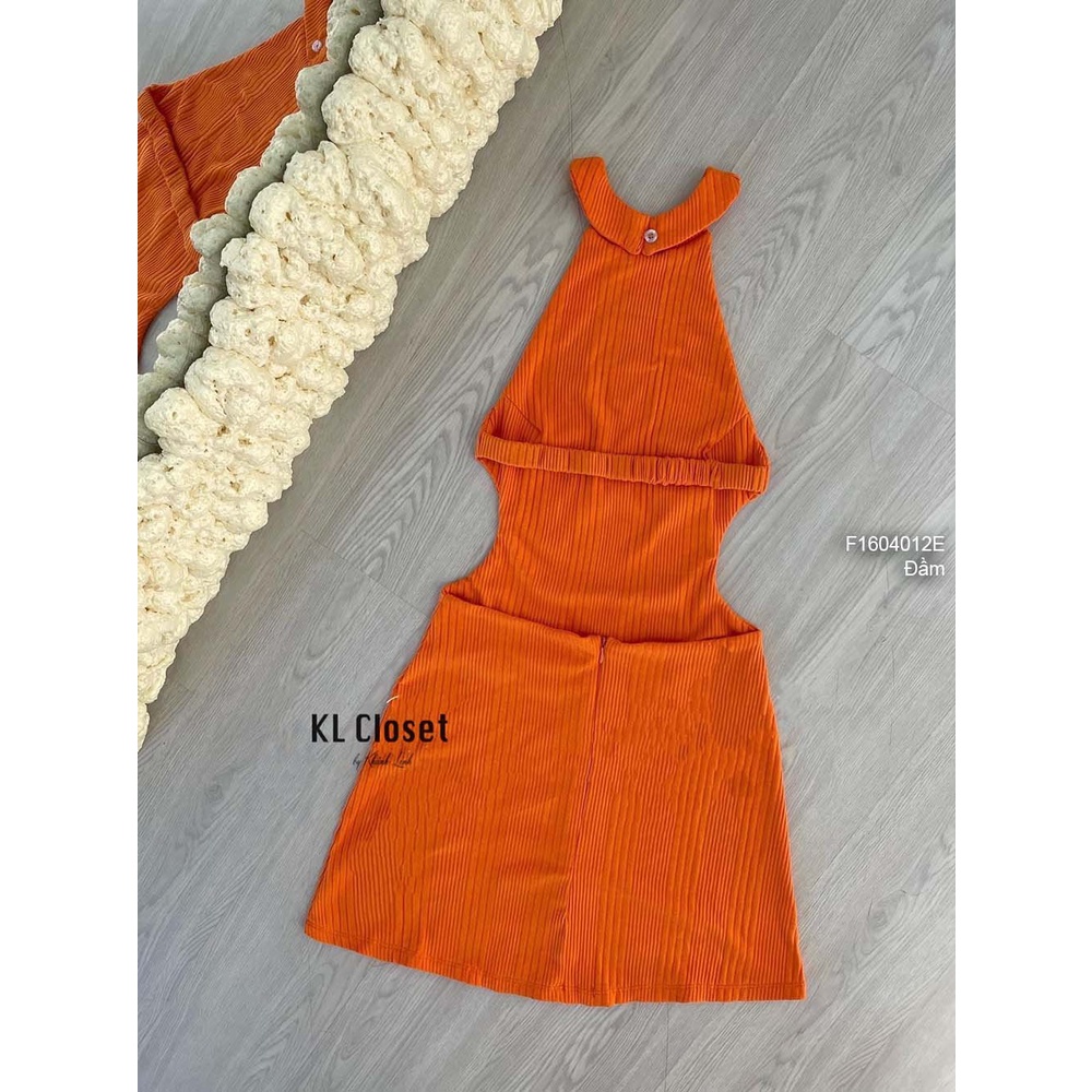 Đầm body khoét eo hai bên cổ yếm hở lưng!