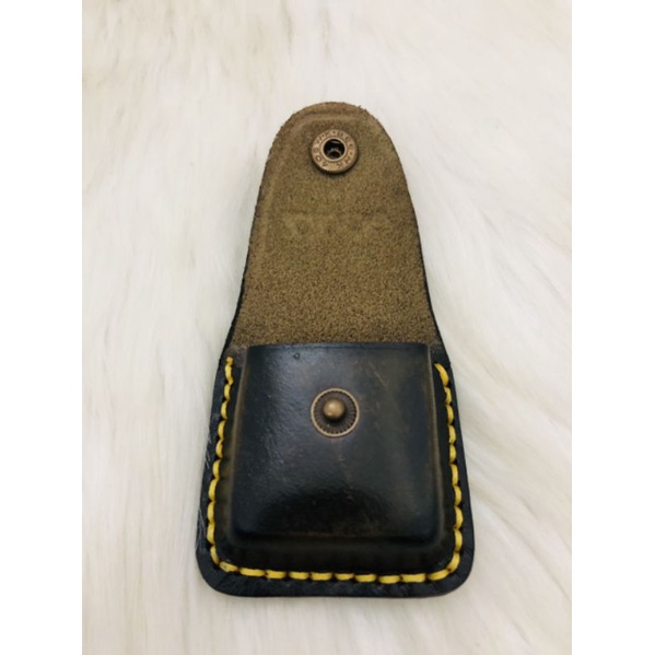 Bao Da Zippo màu Xanh Rêu loại tốt chất liệu da thật, khuy cài bằng đồng bền bỉ, dùng để bảo quản khi mang theo.