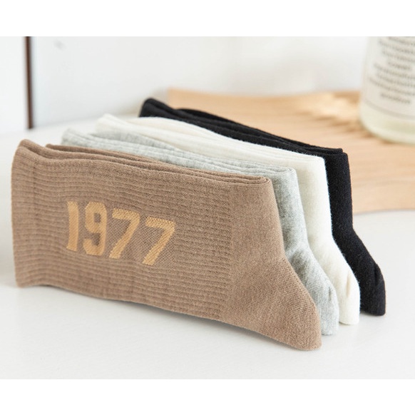 Vớ ESSENTIALS & FG 1977 cao cổ Nam Nữ phong cách thể thao, trẻ trung, năng động.