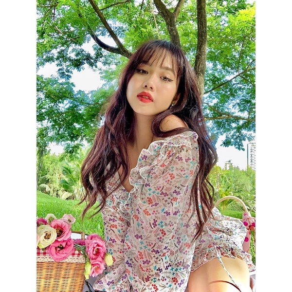 Roseberry - Playsuit xoè tay dài cổ V Floral Ruffle Playsuit vải tơ ánh kim gold | BigBuy360 - bigbuy360.vn