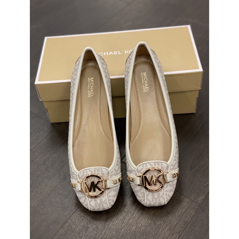 Giầy bệt thần thánh nhà mk