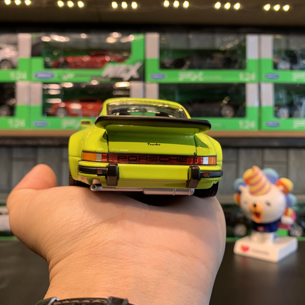 Mô hình xe ô tô Porsche 911 1974 Turbo Welly tỉ lệ 1:24 màu xanh lá