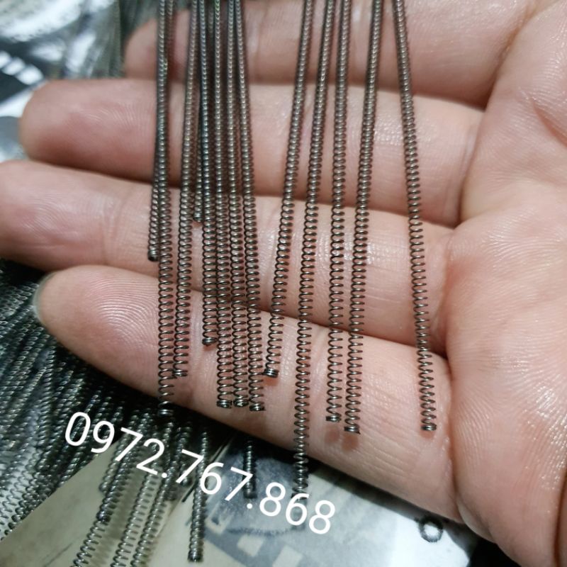 Lò xo nén, phi ngoài ~2mm, thép 0.3mm, dài 20cm