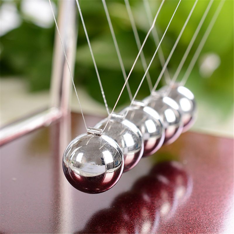 Con lắc cân bằng Newton tiện dụng để trang trí bàn