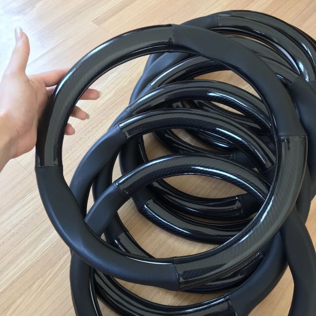 Bọc vô lăng ô tô Da vân Carbon kiểu dáng thể thao logo hãng xe,không gây mùi, chống trơn trượt