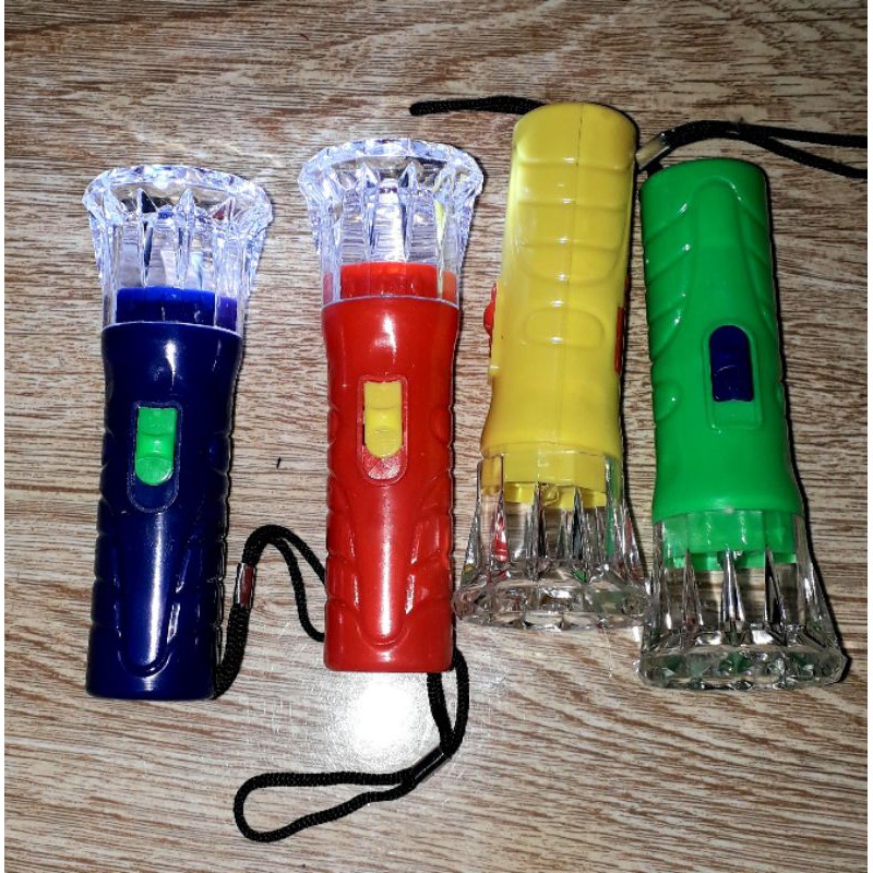 Một Cây đèn pin mini dài 10cm bằng nhựa siêu sáng có kèm pin