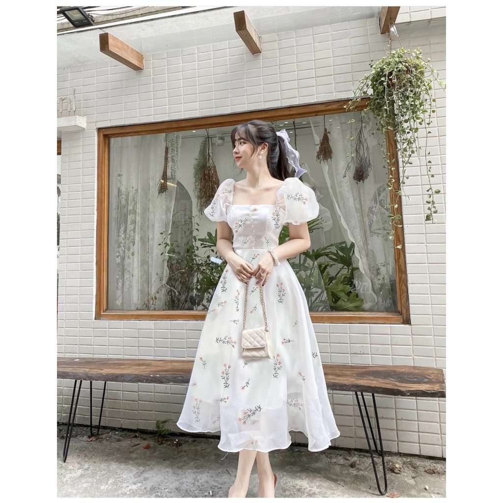 Sáng trà đá, chiều trà chanh Tối qua shop em lựa v á y này nhanhhh💐 Đầm midi tơ hoa Chất đẹp. Size dưới 54kg