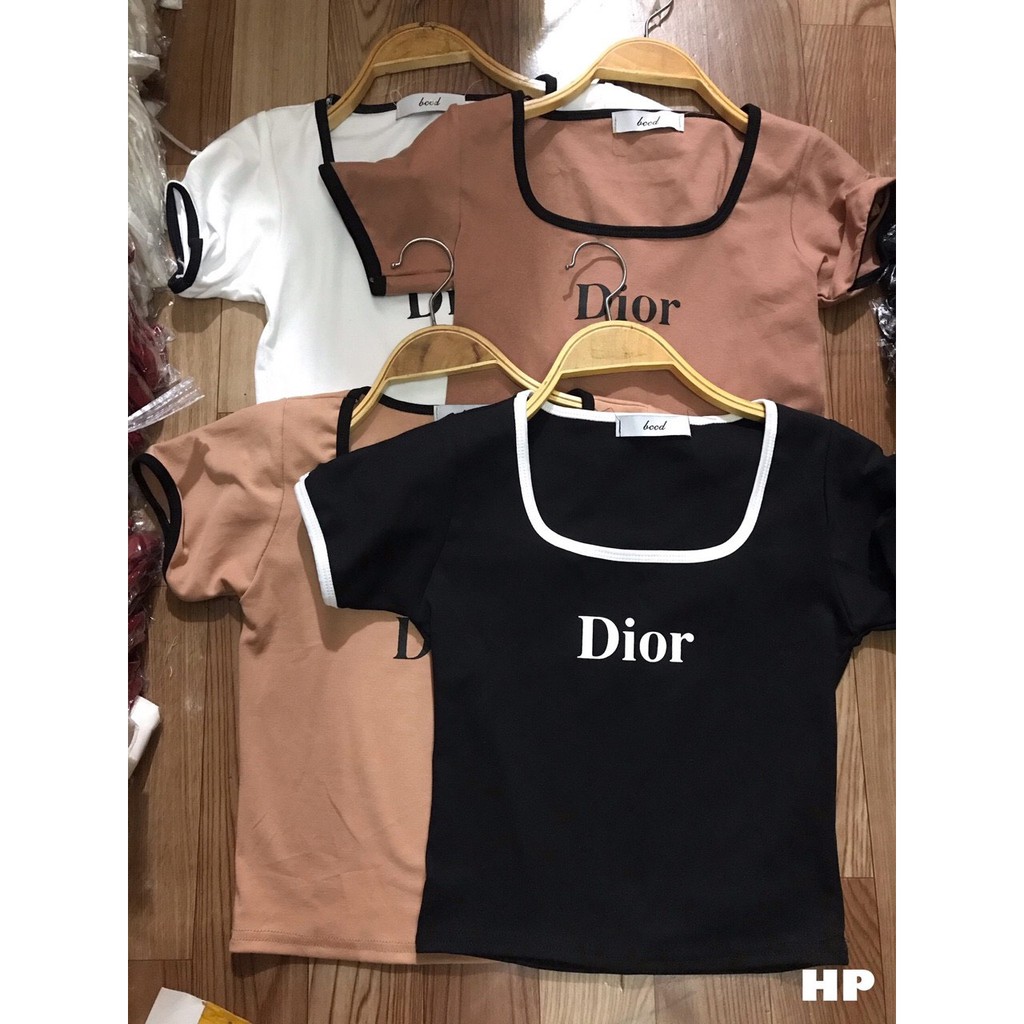 Áo croptop in chữ Di