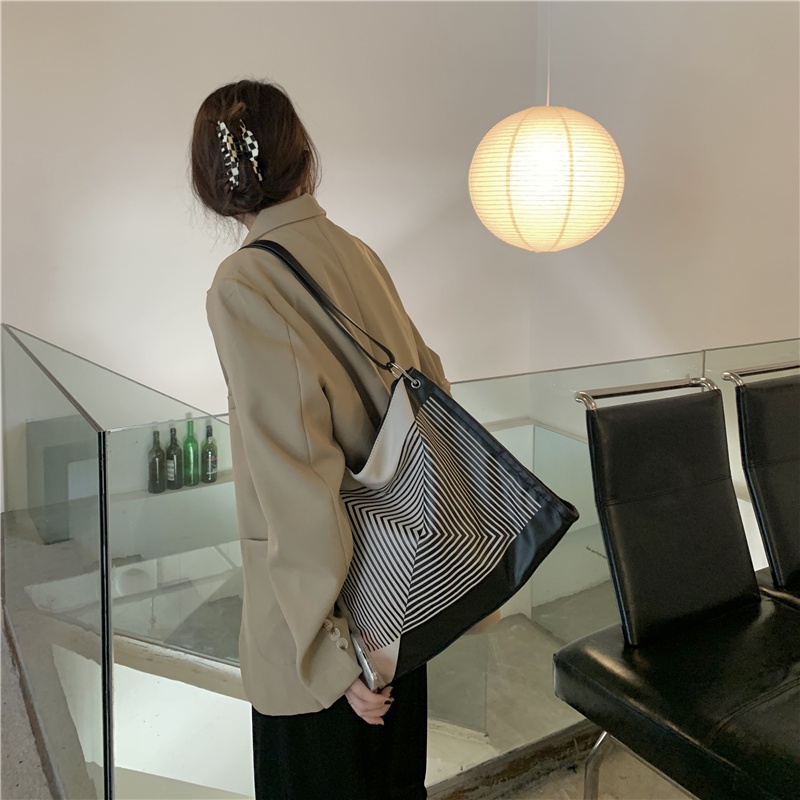 Túi đeo vai họa tiết hình học sức chứa lớn mẫu mới