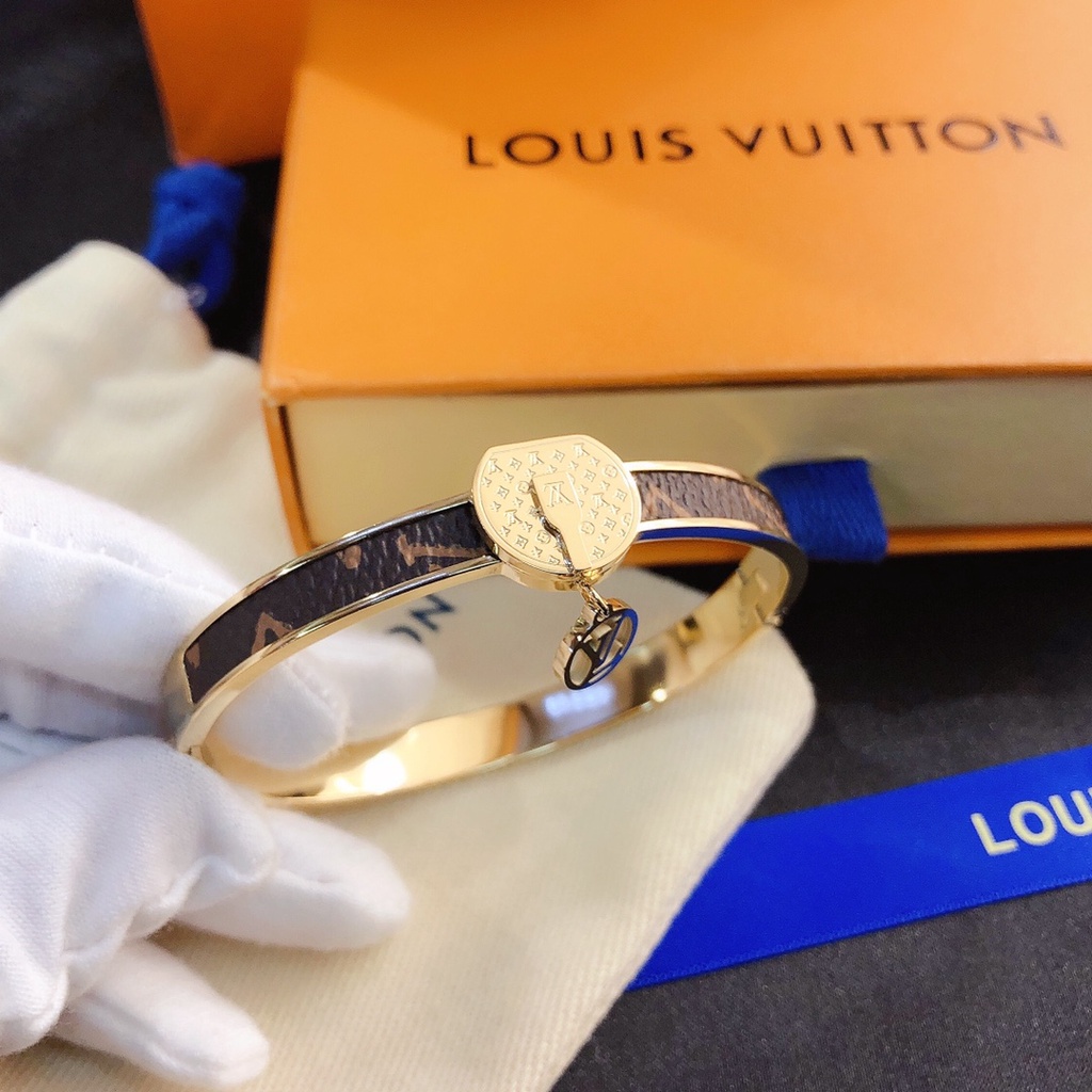 Vòng Tay LV Bằng Thép Titan Nhẹ Khảm Chữ Louis Vuitton Đơn Giản Không Phai Màu Đa Ứng Dụng Sang Trọng Cho Nam Và Nữ