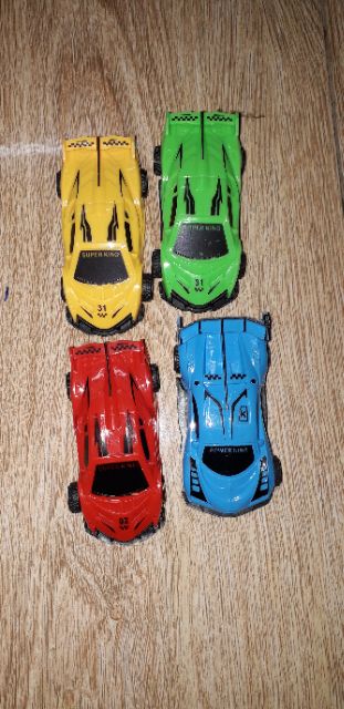 Một chiếc siêu xe mini bằng nhựa chạy bánh đà kích thước 8x4x3 cm