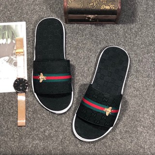 Dép nam quai ngang vải da in GG phối kẻ đỏ ngang gắn ong