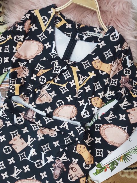 Đầm body soắn hở eo tay dài in hoạ tiết