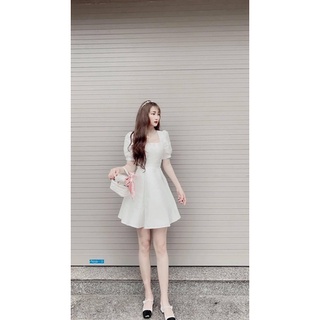 Đầm trắng cổ vuông tay bồng xếp ly thân