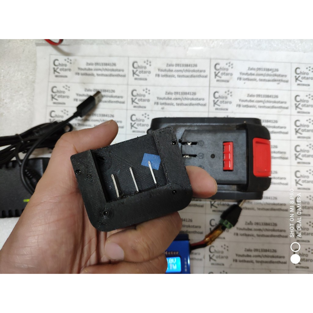 Bộ đế sạc và báo pin kèm nguồn dự phòng 5V 3A cho máy BOSS, pin ETP 21V và các pin có dạng tương tự