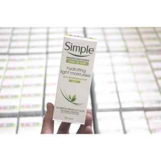 Sữa dưỡng Simple Light Moisture