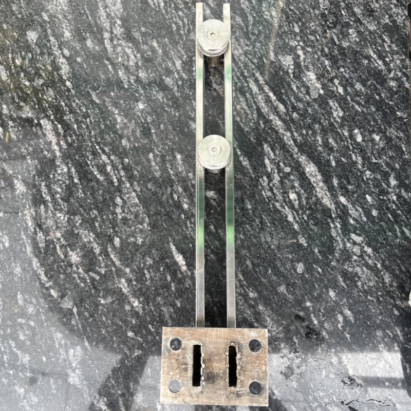 Trụ cầu thang kính bắt cạnh inox sus 304