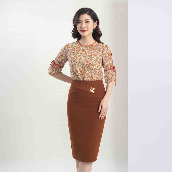 Áo kiểu hoa nhí tay lỡ xòe phối viền đỏ, cổ tròn đính ren MMOutfit A0720951