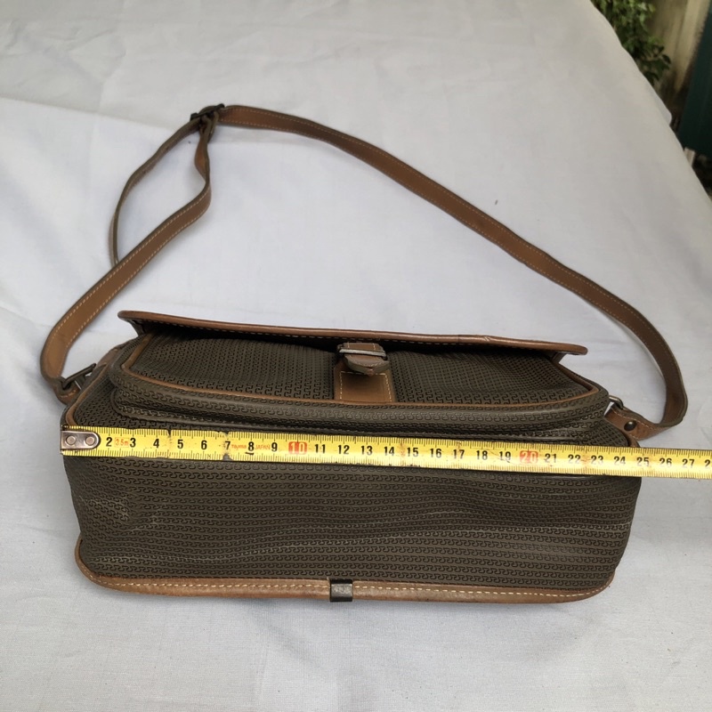 Túi chuẩn si. Túi qua sử dụng. Khách vui lòng xem hình nếu muốn biết thêm thông tin sản phẩm mời khách vô chat. Thanks .