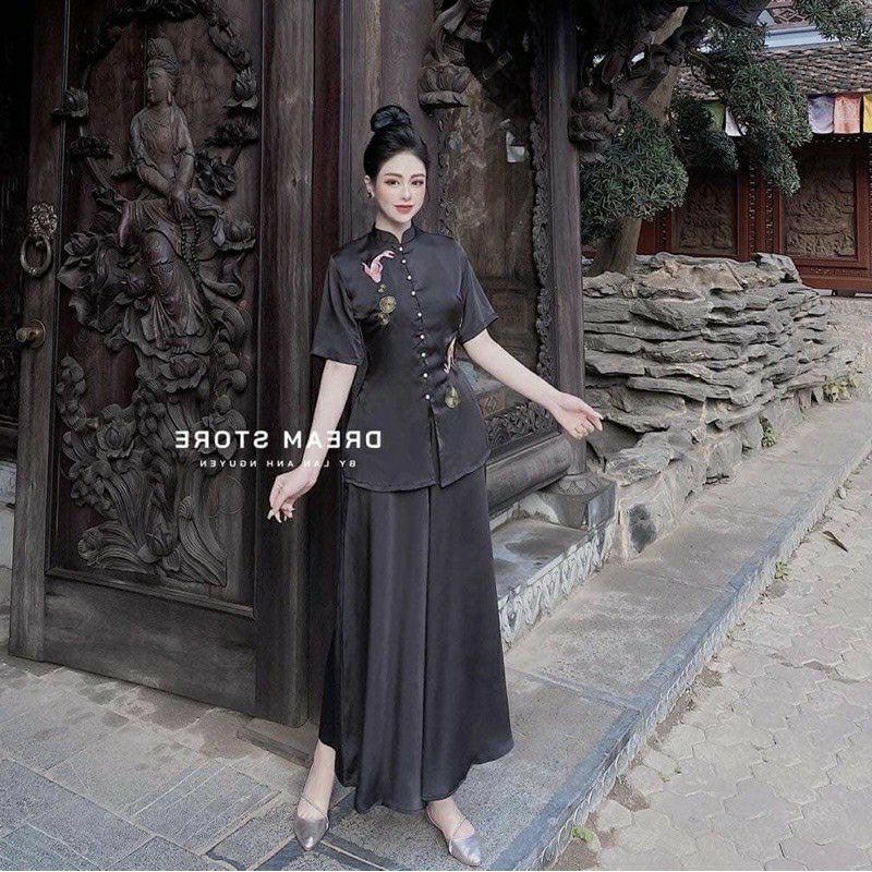 Cô đứng thêu cá chép