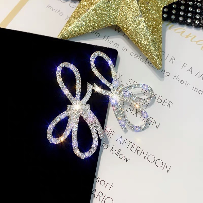 Bông tai khuyên tai nơ to quyến rũ, Phong cách Hàn Quốc tạo điểm nhấn sang chảnh cho bữa tiệc