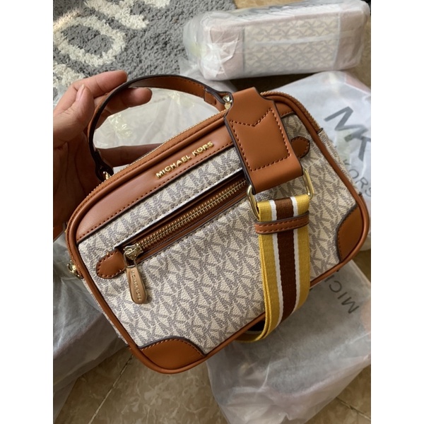 Túi Mk đeo chéo dáng hộp đẹp 2 màu