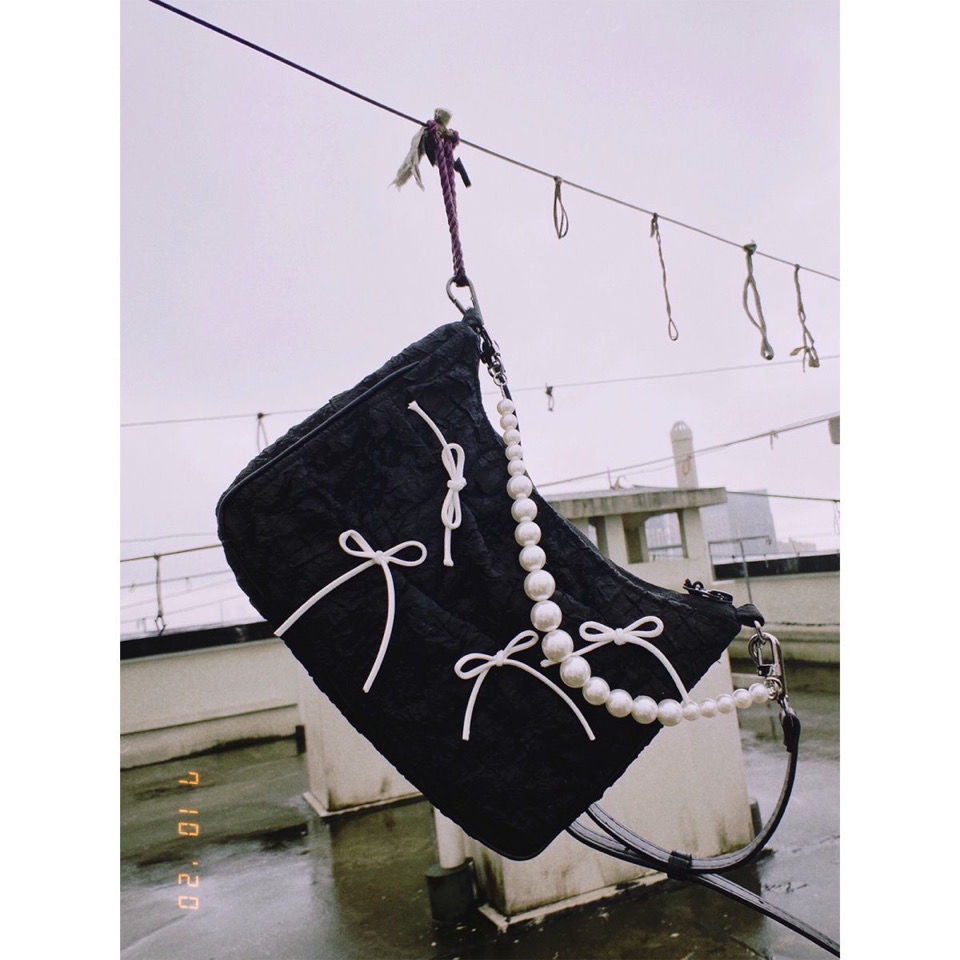 Túi đeo vai dưới cánh tay xếp ly dây túi đính ngọc trai nhân tạo màu đen nhỏ xinh xắn phong cách năng động