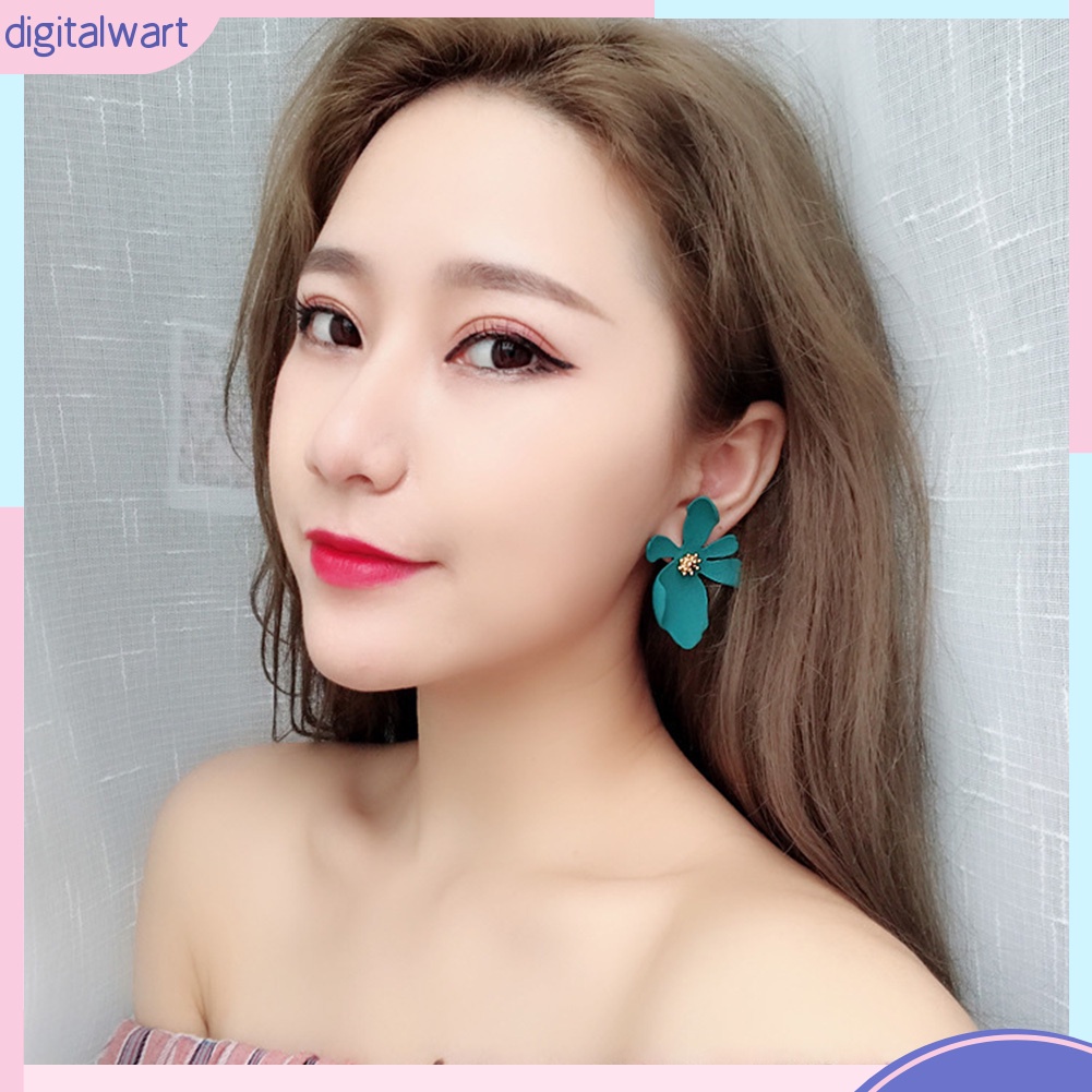 Đôi Bông Tai Hình Hoa Cúc Bằng Kim Loại Thời Trang Cho Nữ