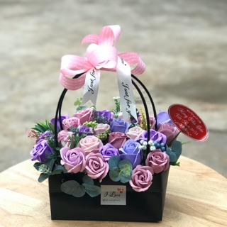Giỏ hoa sáp làm quà tặng ý nghĩa.